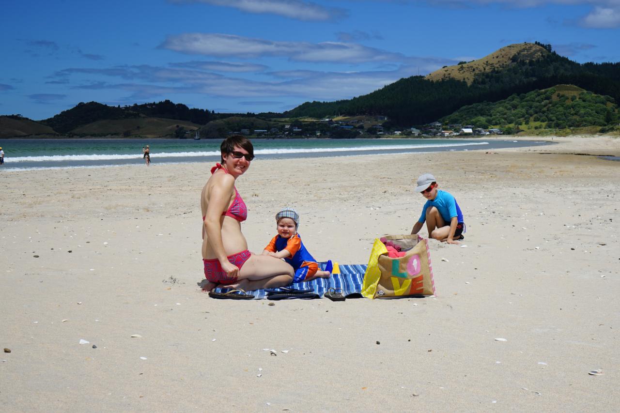 Erste Schritte am Strand von Opito Bay