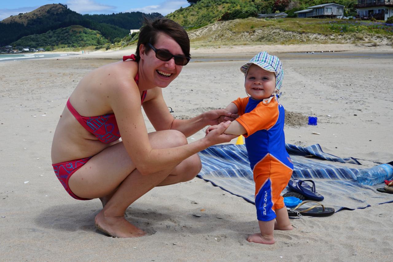 Erste Schritte am Strand von Opito Bay